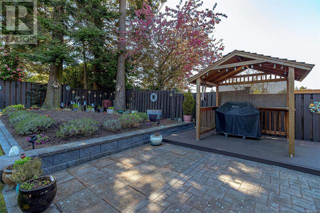 559 Kenneth St, House detached with 4 bedrooms, 3 bathrooms and 4 parking in Saanich BC | Image 51