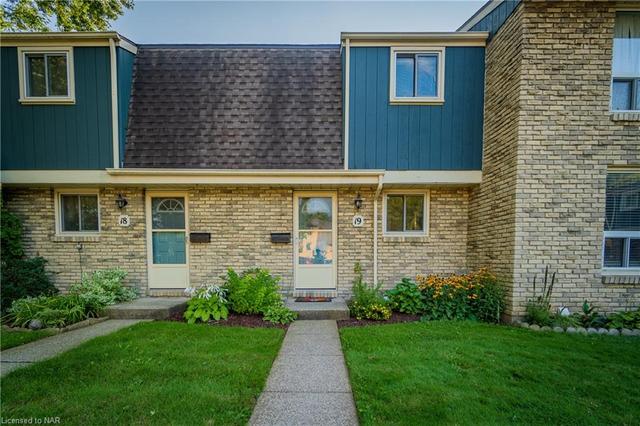19 - 302 Vine Street, House attached with 2 bedrooms, 2 bathrooms and null parking in St. Catharines ON | Image 1