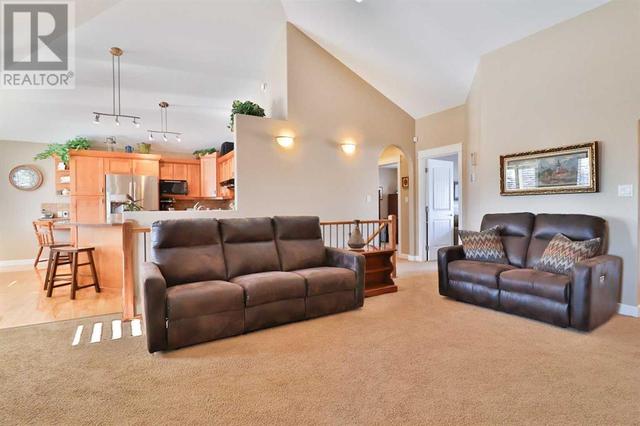 360 E 1 Avenue S, House detached with 5 bedrooms, 3 bathrooms and 8 parking in Magrath AB | Image 11