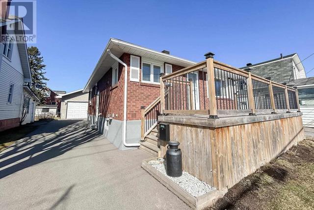 512 Douglas St, House detached with 2 bedrooms, 2 bathrooms and null parking in Sault Ste. Marie ON | Image 4