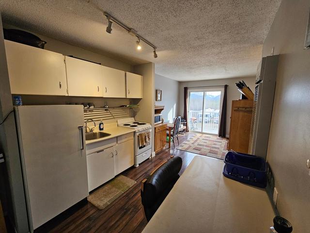 e52 - 100 Red Cedar Drive, Condo with 1 bedrooms, 1 bathrooms and 1 parking in Sparwood BC | Image 2