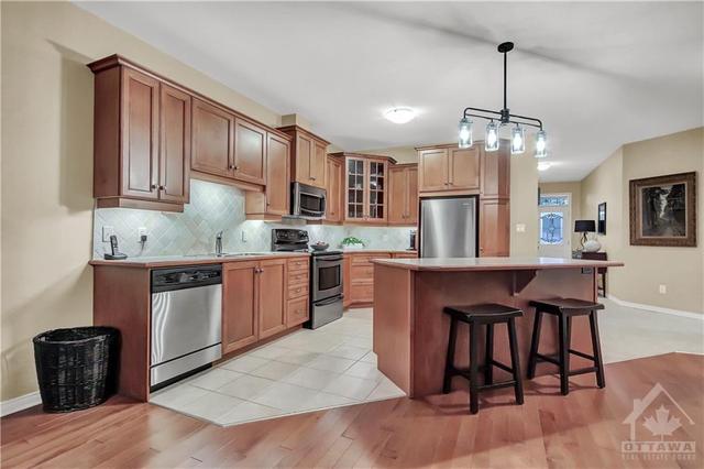 204 Cairnsmore Circle, Townhouse with 3 bedrooms, 3 bathrooms and 6 parking in Ottawa ON | Image 6