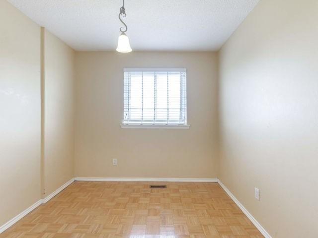 107 Moregate Cres, Townhouse with 3 bedrooms, 2 bathrooms and 1 parking in Brampton ON | Image 15