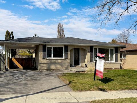 16 Devins Dr N, House detached with 3 bedrooms, 2 bathrooms and 3 parking in Aurora ON | Card Image