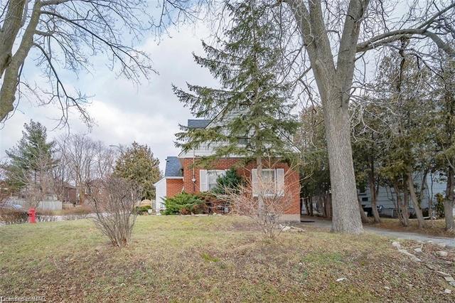 6198 Delaware Street, House detached with 2 bedrooms, 3 bathrooms and 6 parking in Niagara Falls ON | Image 9
