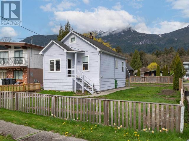 38023 Fifth Avenue, House detached with 4 bedrooms, 1 bathrooms and 2 parking in Squamish BC | Image 3