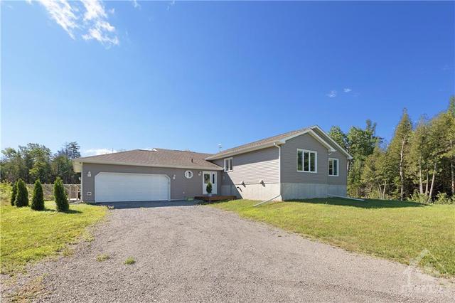 3640 Roger Stevens Drive, House detached with 3 bedrooms, 2 bathrooms and 8 parking in Ottawa ON | Image 1