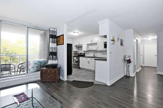 410 - 100 Wingarden Crt, Condo with 3 bedrooms, 2 bathrooms and 1 parking in Toronto ON | Image 4