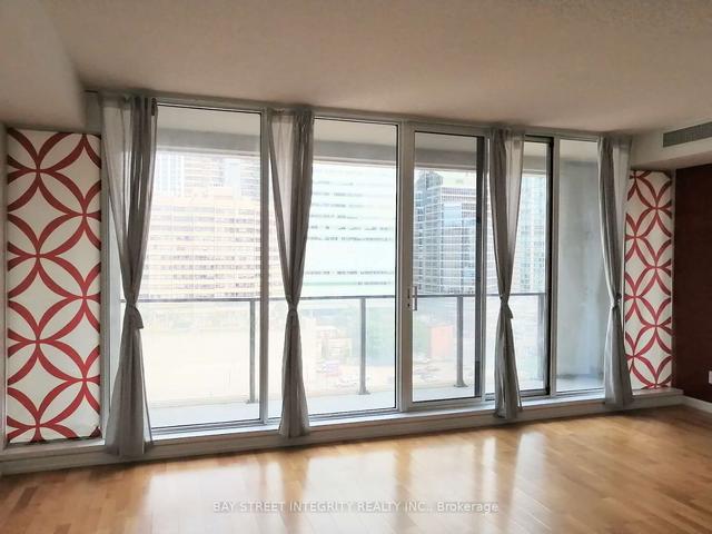 1727 - 111 Elizabeth St, Condo with 1 bedrooms, 1 bathrooms and 1 parking in Toronto ON | Image 9