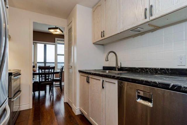 2 Mowat Ave, Condo with 3 bedrooms, 2 bathrooms and 1 parking in Kingston ON | Image 3
