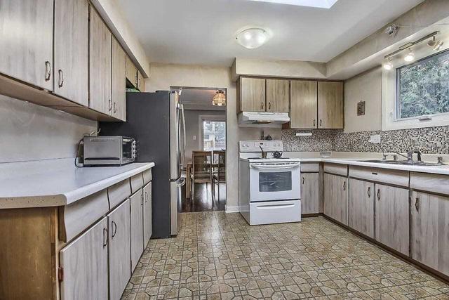 2 Renoak Dr, House detached with 3 bedrooms, 3 bathrooms and 4 parking in Toronto ON | Image 3