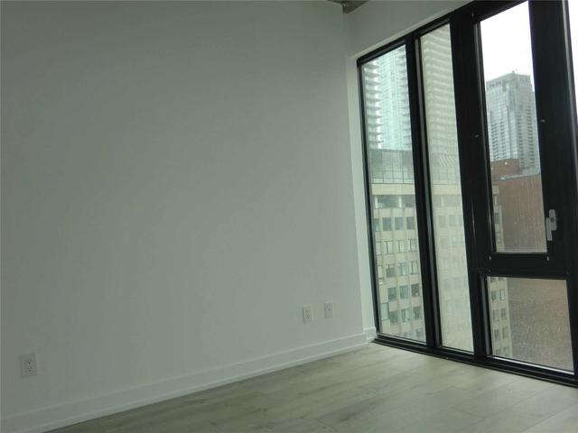 1013 - 161 Roehampton Ave, Condo with 1 bedrooms, 2 bathrooms and null parking in Toronto ON | Image 5