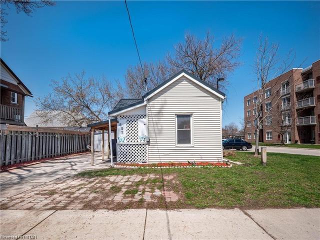 552 Nelson Street, House detached with 2 bedrooms, 1 bathrooms and 2 parking in London ON | Image 2