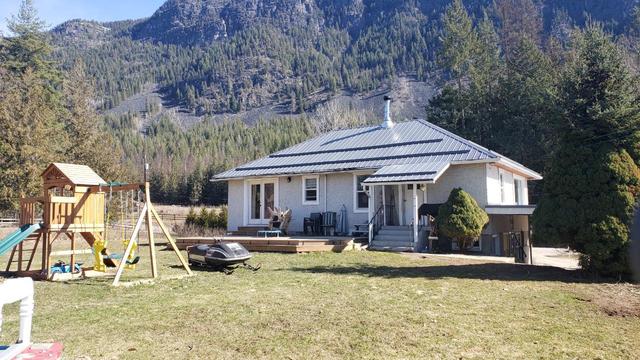 4641 Samuelson Road, House detached with 3 bedrooms, 2 bathrooms and null parking in Central Kootenay B BC | Image 3