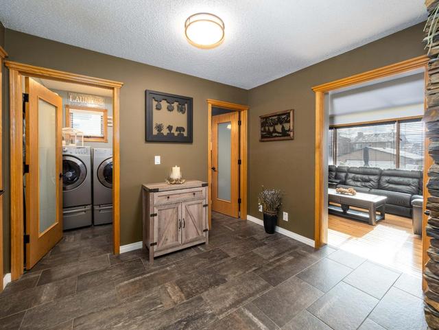 916 Woodbine Boulevard Sw, House detached with 3 bedrooms, 3 bathrooms and 5 parking in Calgary AB | Image 13