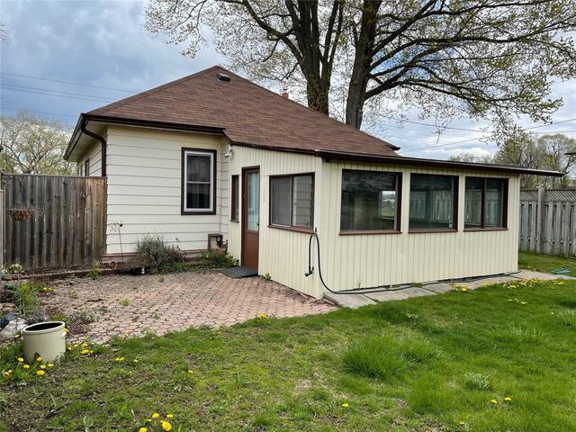 138 Farewell St, House detached with 2 bedrooms, 1 bathrooms and 4 parking in Oshawa ON | Image 5
