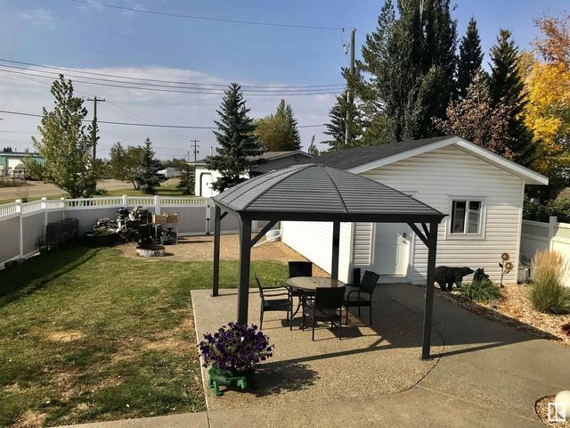 5806 57 St, House detached with 4 bedrooms, 3 bathrooms and null parking in Vegreville AB | Image 2