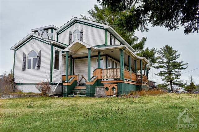 4980 County Rd 17 Road, House detached with 3 bedrooms, 3 bathrooms and 10 parking in Alfred and Plantagenet ON | Image 2
