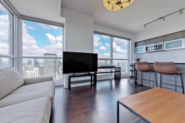 4715 - 386 Yonge St, Condo with 2 bedrooms, 2 bathrooms and 1 parking in Toronto ON | Image 6
