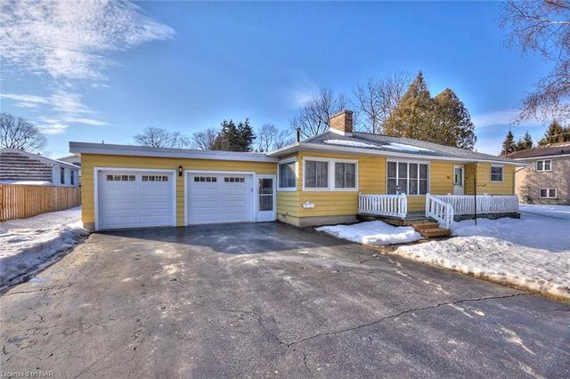 945 Buffalo Road, House detached with 2 bedrooms, 1 bathrooms and 2 parking in Fort Erie ON | Image 1