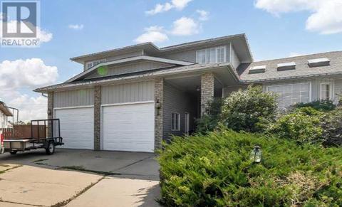 915 7 Street Se, House detached with 4 bedrooms, 3 bathrooms and 2 parking in Redcliff AB | Card Image