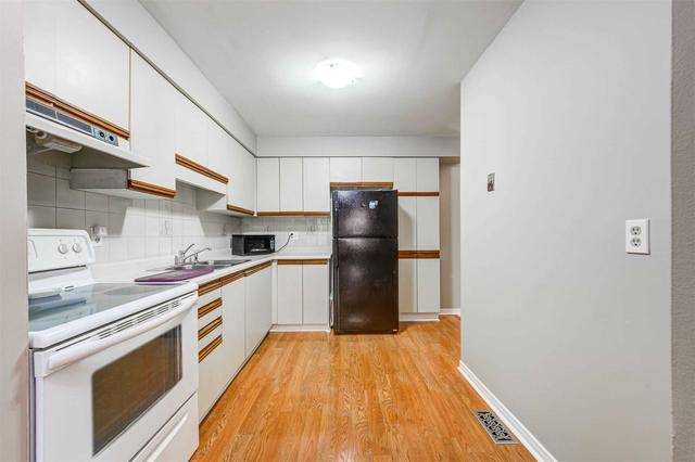 1675 Upper Gage Ave, Townhouse with 3 bedrooms, 2 bathrooms and 2 parking in Hamilton ON | Image 3