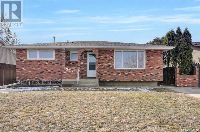 1327 Warner Street, House detached with 3 bedrooms, 2 bathrooms and null parking in Moose Jaw SK | Image 3