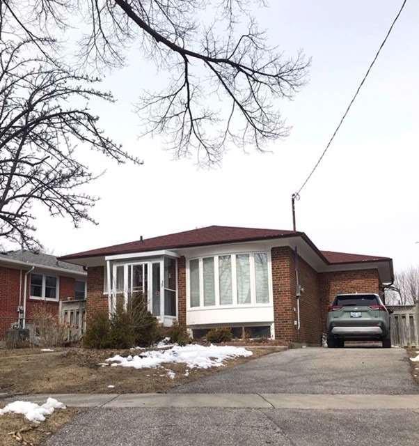 39 Roseglor Cres, House detached with 3 bedrooms, 2 bathrooms and 2 parking in Toronto ON | Image 1