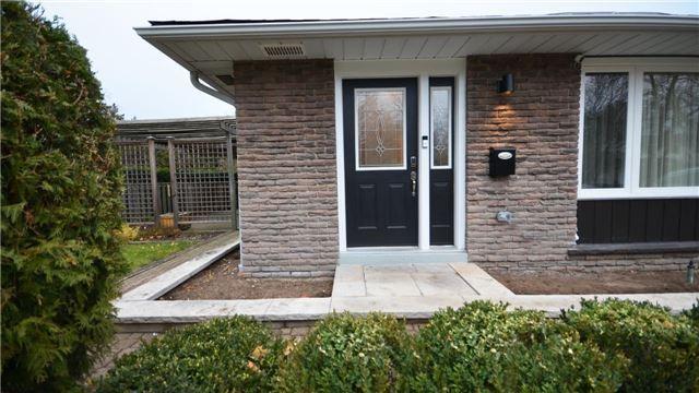 2220 Elmhurst Ave, House detached with 3 bedrooms, 2 bathrooms and 4 parking in Oakville ON | Image 2