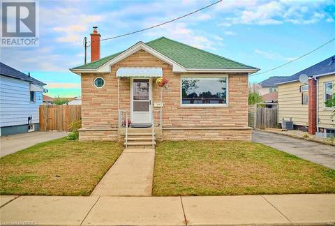 1025 Central Avenue, House detached with 2 bedrooms, 1 bathrooms and 4 parking in Hamilton ON | Card Image