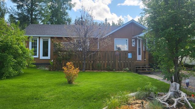 138 Meadow Drive, House detached with 2 bedrooms, 1 bathrooms and 5 parking in Hinton AB | Image 1