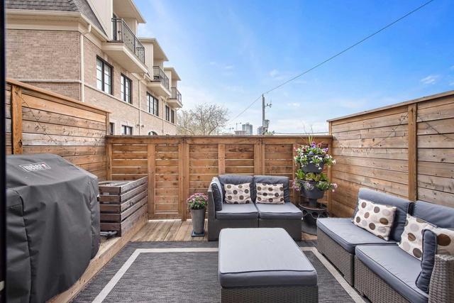 3883a Bloor St W, House attached with 3 bedrooms, 2 bathrooms and 2 parking in Toronto ON | Image 3