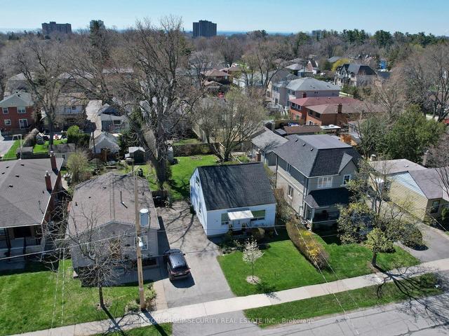 69 Roseland Dr, House detached with 3 bedrooms, 1 bathrooms and 4 parking in Toronto ON | Image 25