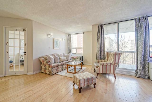 719 - 50 Mississauga Valley Blvd, Condo with 3 bedrooms, 2 bathrooms and 1 parking in Mississauga ON | Image 3