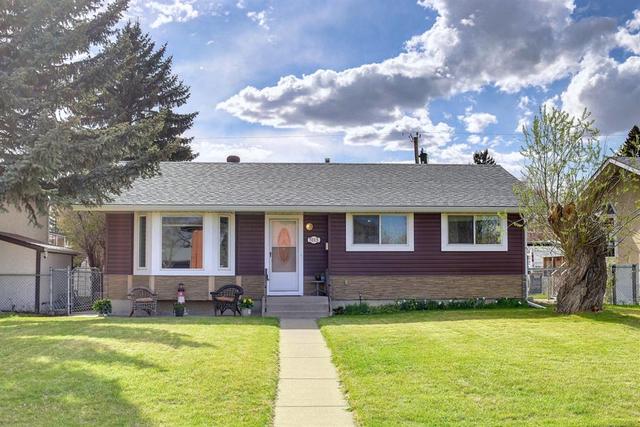 7015 20a Street Se, House detached with 5 bedrooms, 2 bathrooms and 2 parking in Calgary AB | Card Image