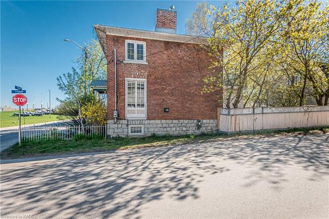 90 Yonge Street, House detached with 5 bedrooms, 3 bathrooms and 2 parking in Kingston ON | Image 4