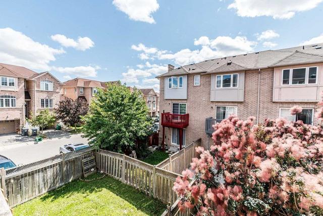 3321 Redpath Circ, House attached with 3 bedrooms, 2 bathrooms and 2 parking in Mississauga ON | Image 4