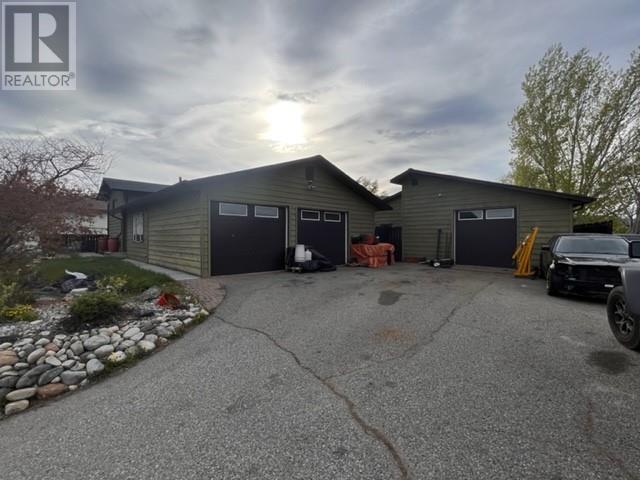 8304 Jubilee Road E, House detached with 3 bedrooms, 1 bathrooms and 6 parking in Summerland BC | Image 3