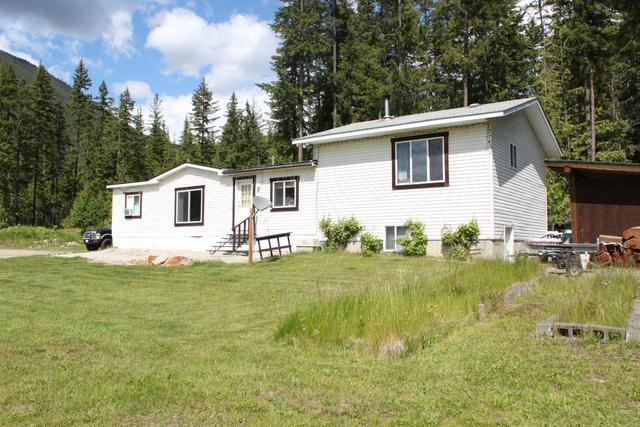 880 Alexander Road, House detached with 3 bedrooms, 2 bathrooms and null parking in Central Kootenay K BC | Image 2