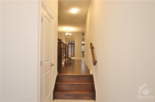 131 Overberg Way, Townhouse with 3 bedrooms, 3 bathrooms and 2 parking in Ottawa ON | Image 3