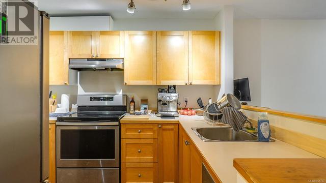 4 - 301 Arnet Rd, House attached with 2 bedrooms, 1 bathrooms and 1 parking in Tofino BC | Image 7