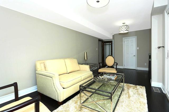 8 Knollview Cres, House detached with 3 bedrooms, 3 bathrooms and 8 parking in Toronto ON | Image 7