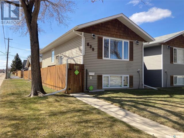 639 K Ave S, House semidetached with 4 bedrooms, 2 bathrooms and null parking in Saskatoon SK | Card Image