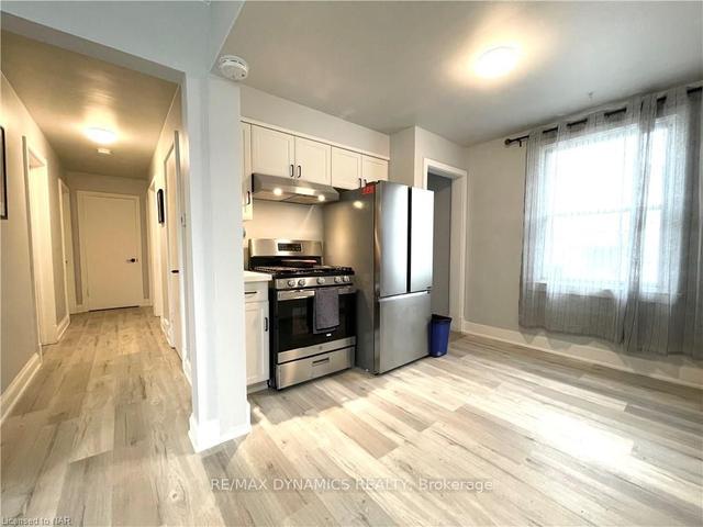 5793 Dixon St N, House detached with 4 bedrooms, 2 bathrooms and 5 parking in Niagara Falls ON | Image 3