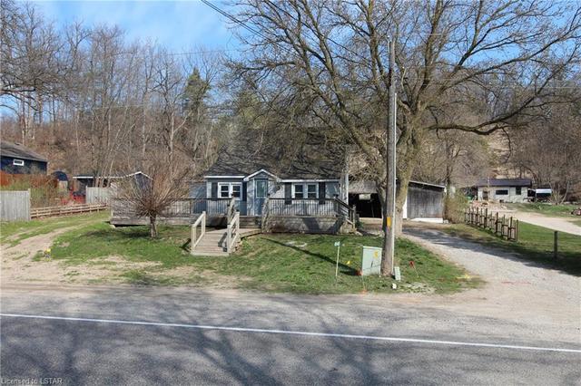 8540 Lakeshore Road, House detached with 2 bedrooms, 1 bathrooms and 3 parking in Lambton Shores ON | Image 3