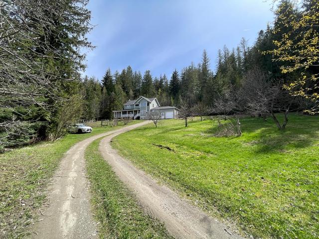 3865 Malina Road, House detached with 4 bedrooms, 3 bathrooms and null parking in Central Kootenay E BC | Image 3