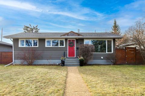 11 Mayfair Road Sw, House detached with 5 bedrooms, 2 bathrooms and 1 parking in Calgary AB | Card Image