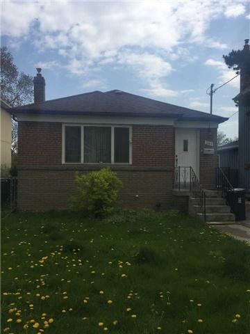 261 Poyntz Ave, House detached with 3 bedrooms, 2 bathrooms and 3 parking in Toronto ON | Image 2