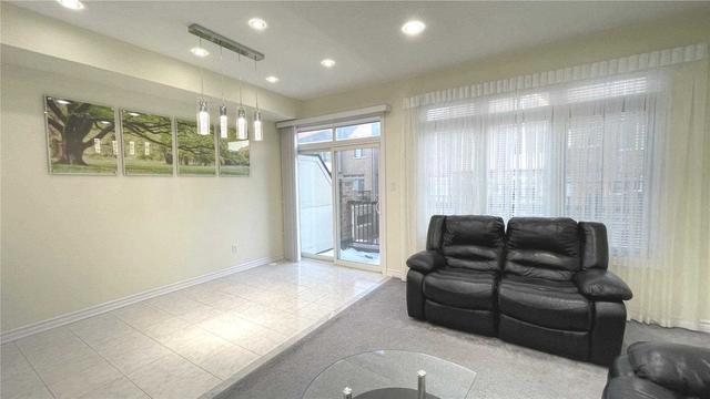 29 Sharbot Lane, House attached with 3 bedrooms, 3 bathrooms and 4 parking in Markham ON | Image 2