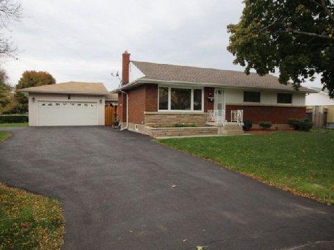 81 Royal Manor Dr, House detached with 3 bedrooms, 2 bathrooms and 8 parking in St. Catharines ON | Image 1